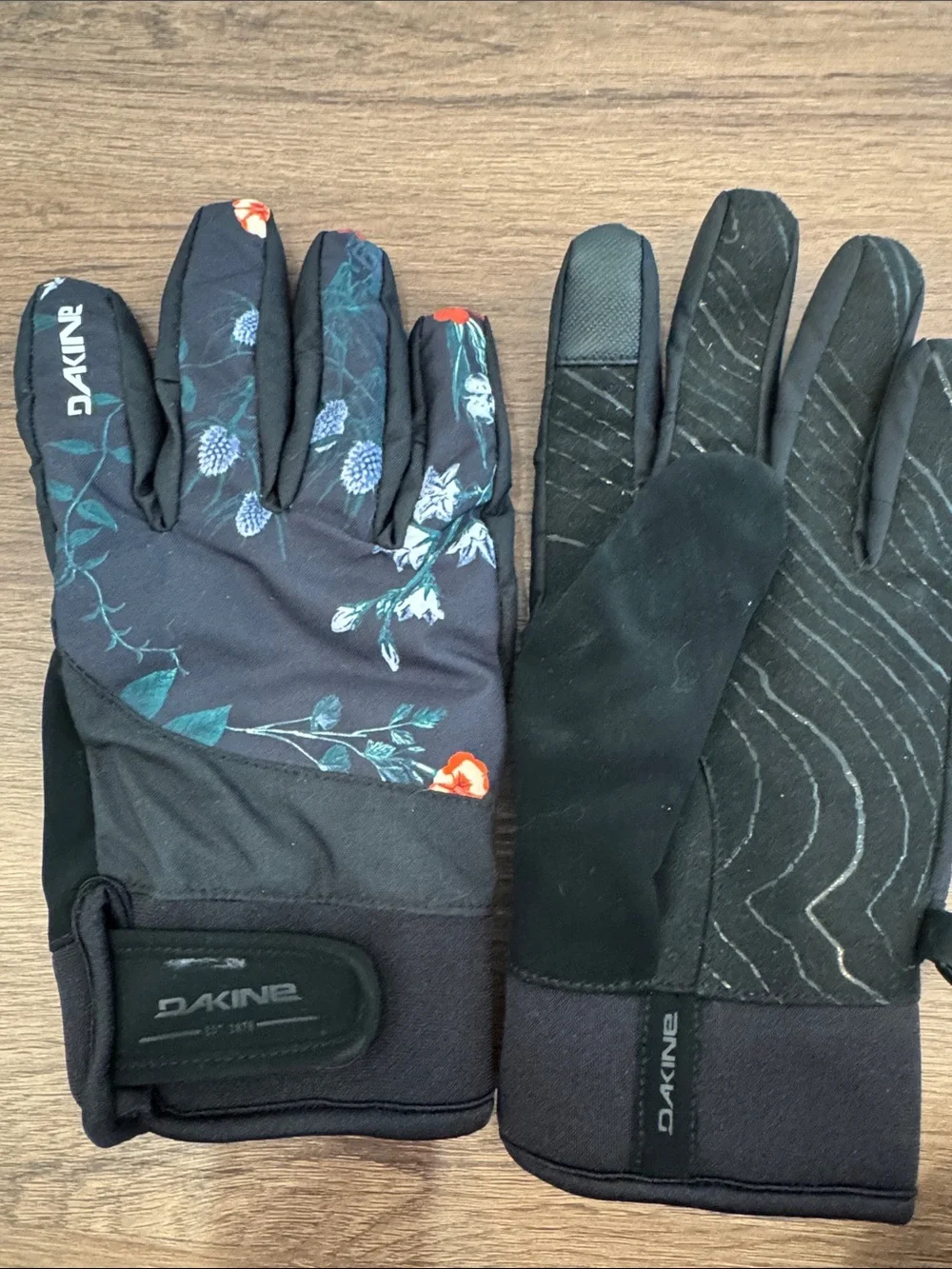 Women’s Dakine snowboard gloves L
